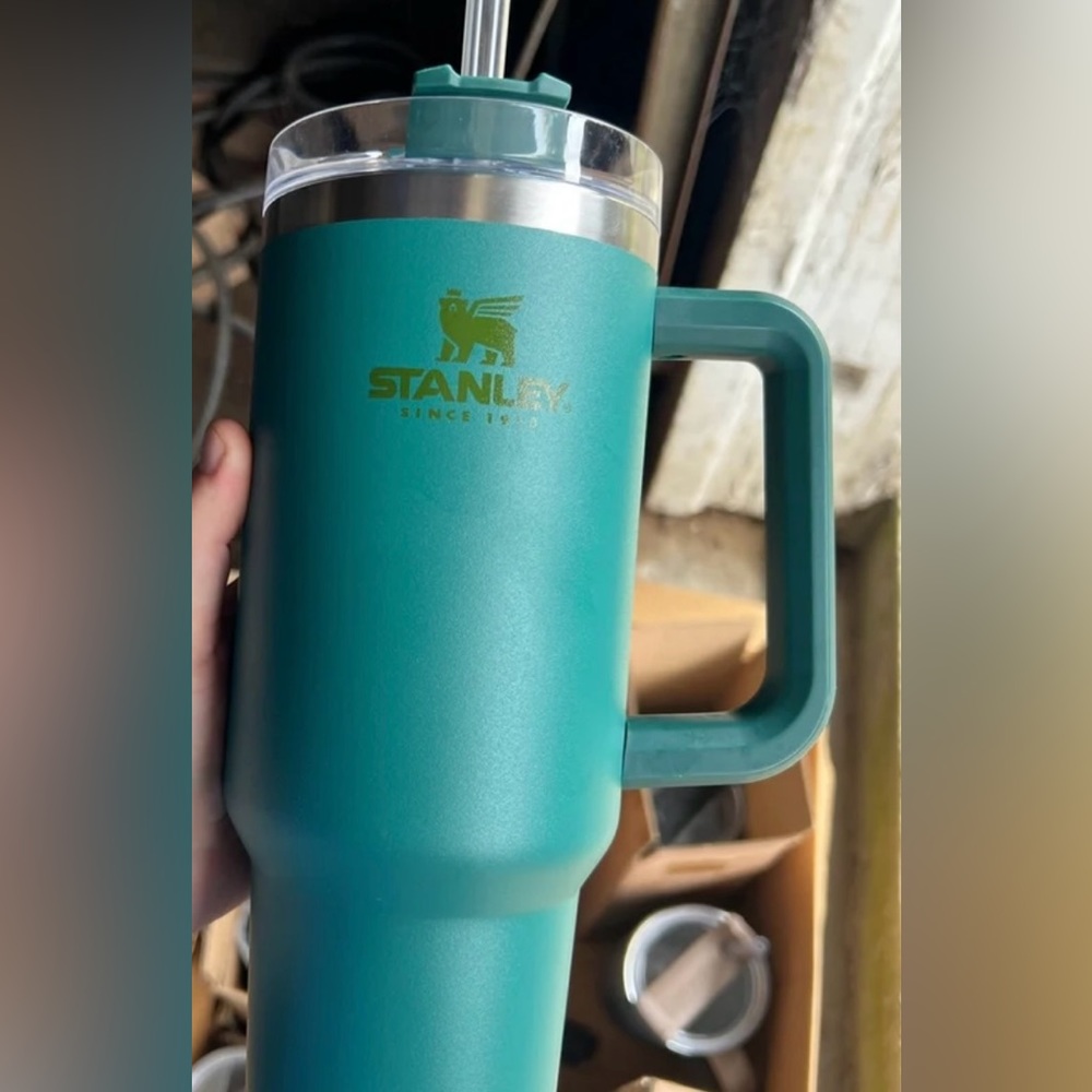 Gently Used Stanley Quencher Tumbler 40oz in Deep Sea